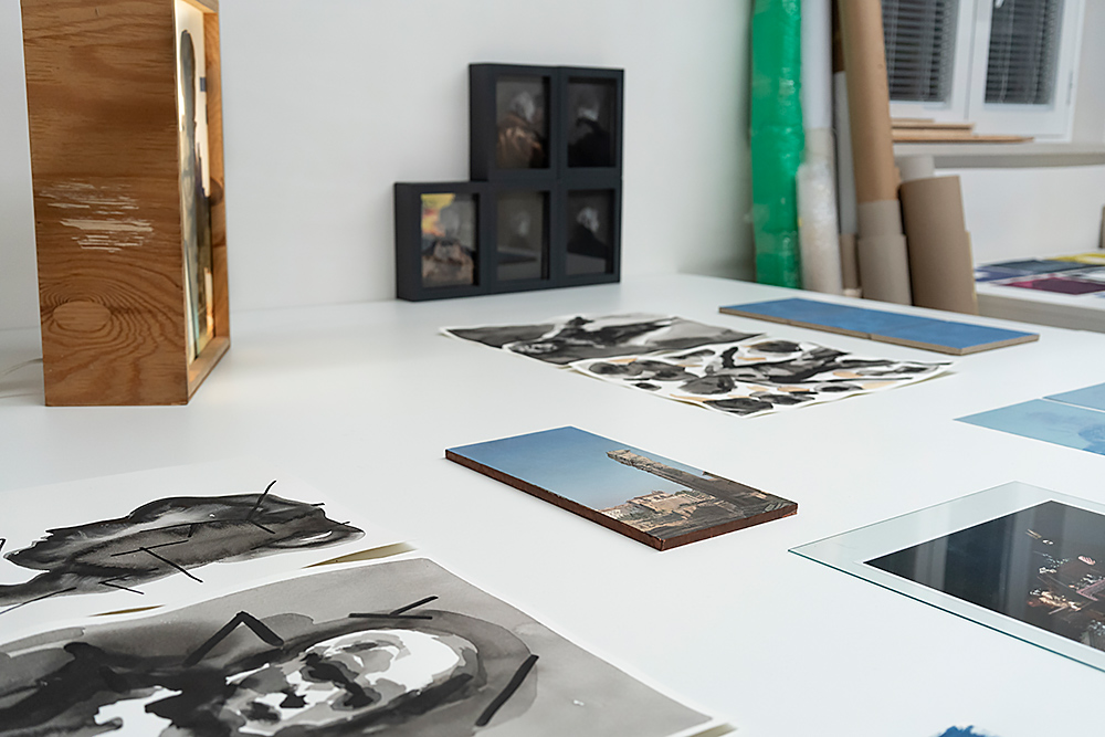 Tavolo con opere di Giuseppe Bombaci, Giuseppe Giordano, Giovanni Viola, Daniele Cascone e Francesco Rinzivillo - Foto 9 di 9