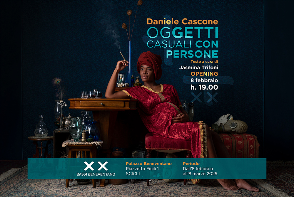 Oggetti casuali con persone: una mostra personale a Scicli